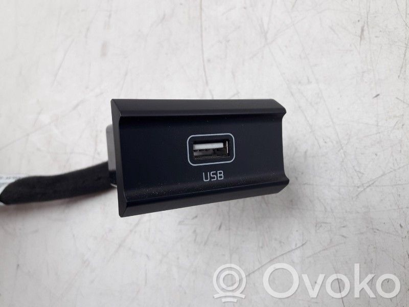 Enchufe conector entrada auxiliar   96120Q4000,96120Q4000