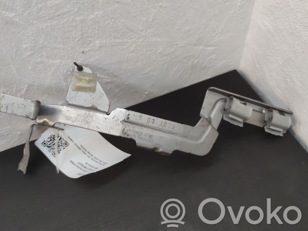 BMW 3 G20 G21 Kita variklio skyriaus detalė 
