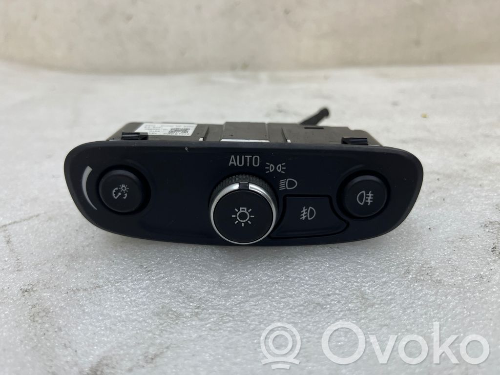 Opel Insignia B Light switch 