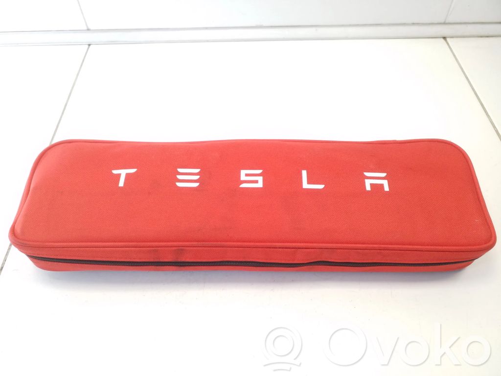 Tesla Model 3 First aid kit 