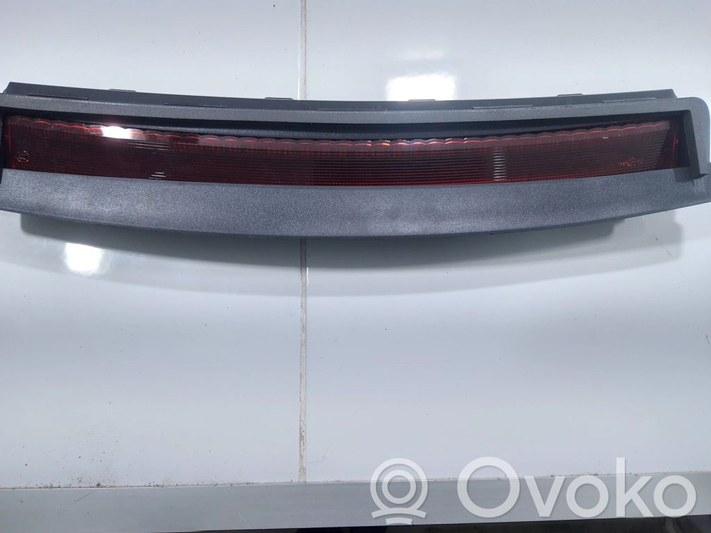 Tesla Model 3 Trzecie światło stop 
