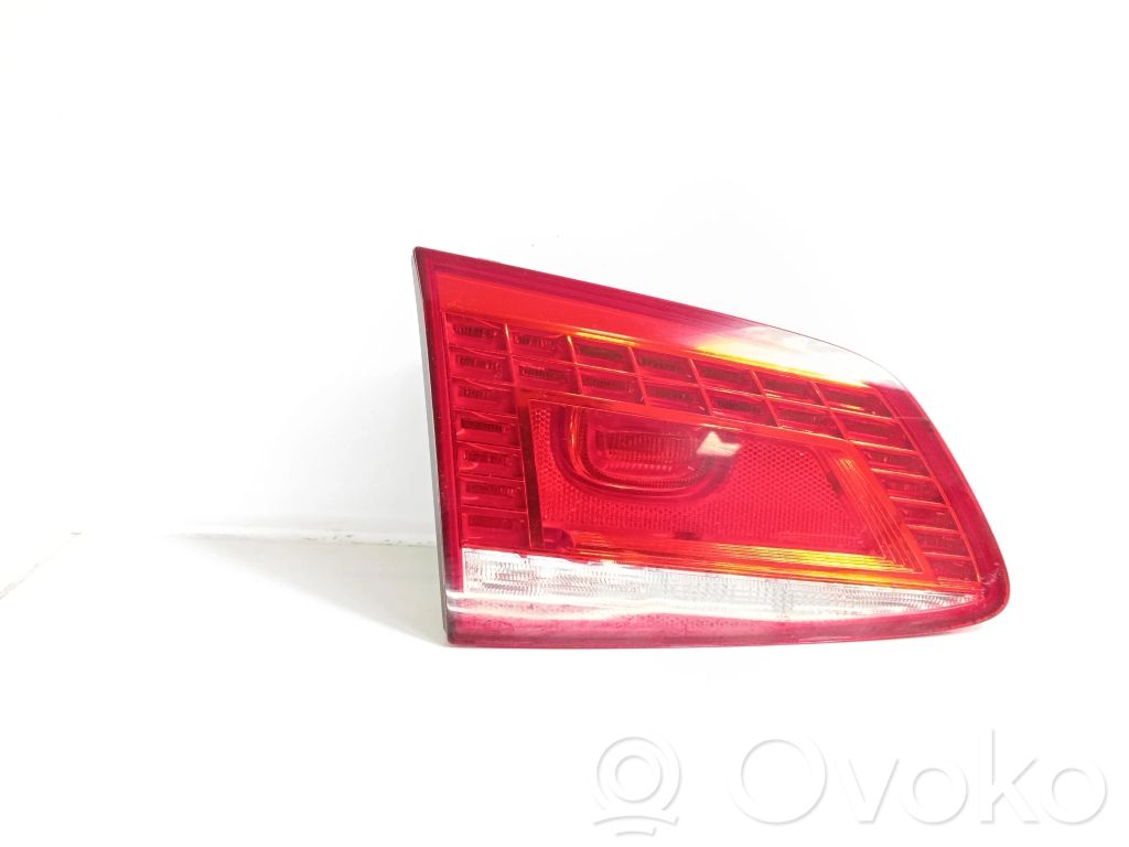 Lampy tylnej klapy bagażnika   E13062