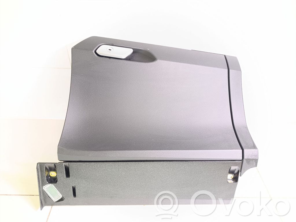 Audi e-tron Glove box 