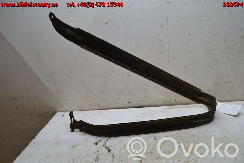 Fuel tank mounting bracket