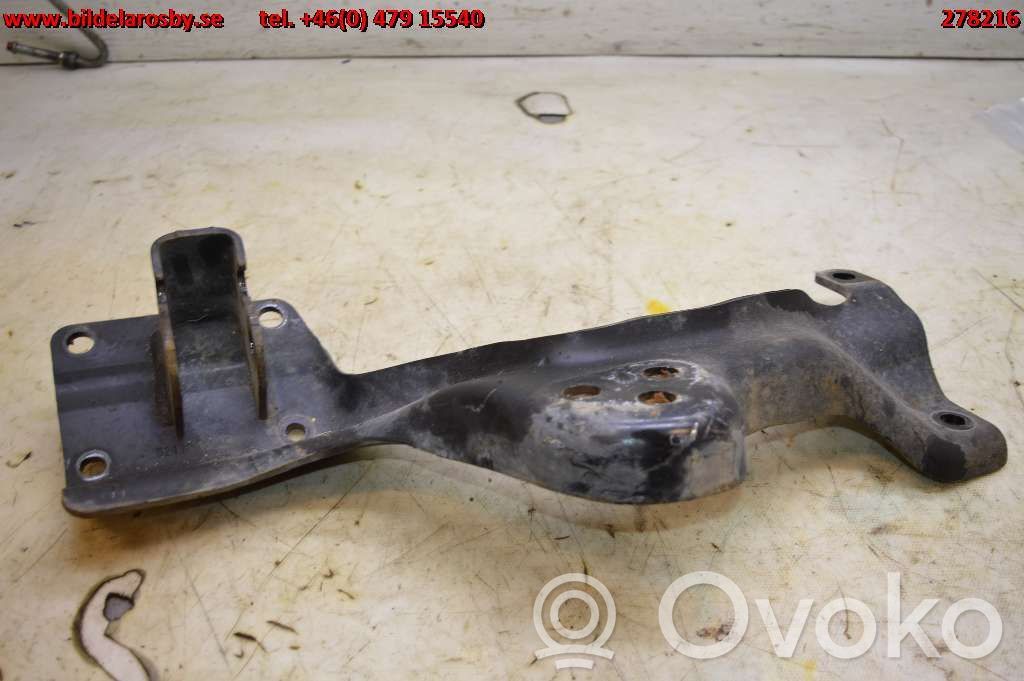 Engine mounting bracket   52110084AC