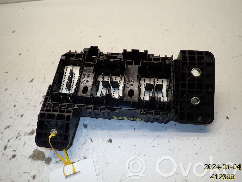 Fuse module   68467641AA,64613487