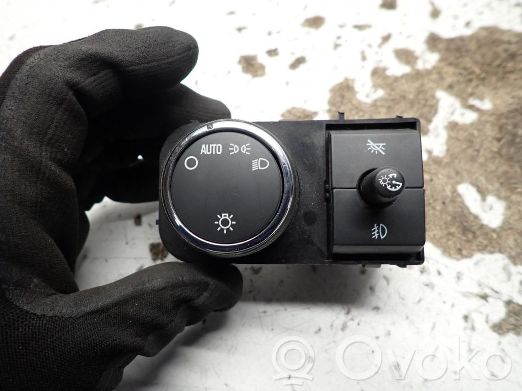 Chevrolet Suburban Light switch 