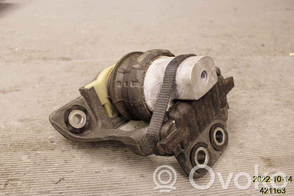 Volvo S60 Engine mounting bracket 