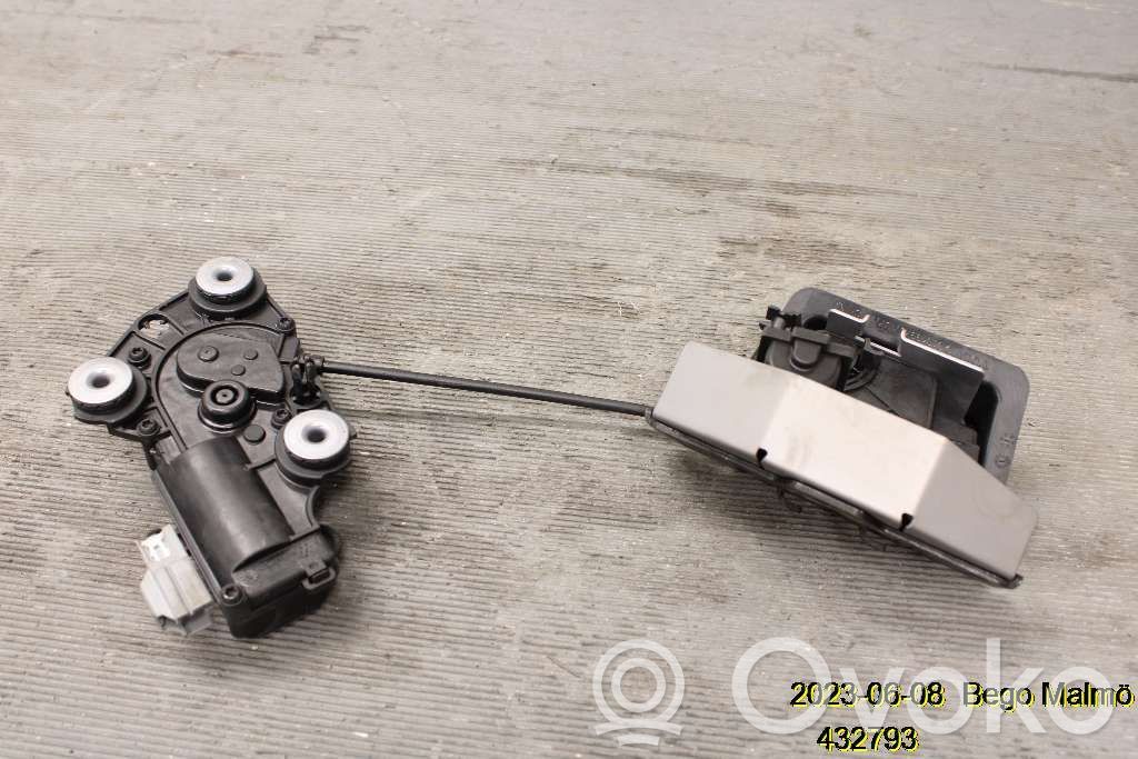 Loading door lock
