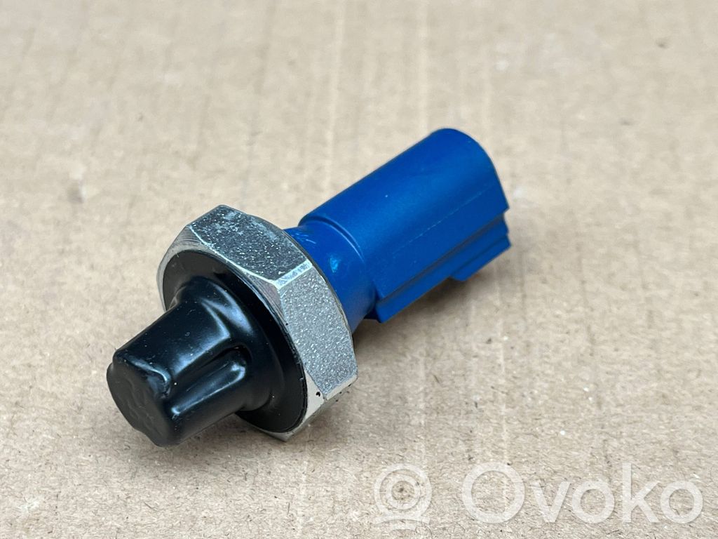 Volkswagen Polo Rear glass lock/latch 