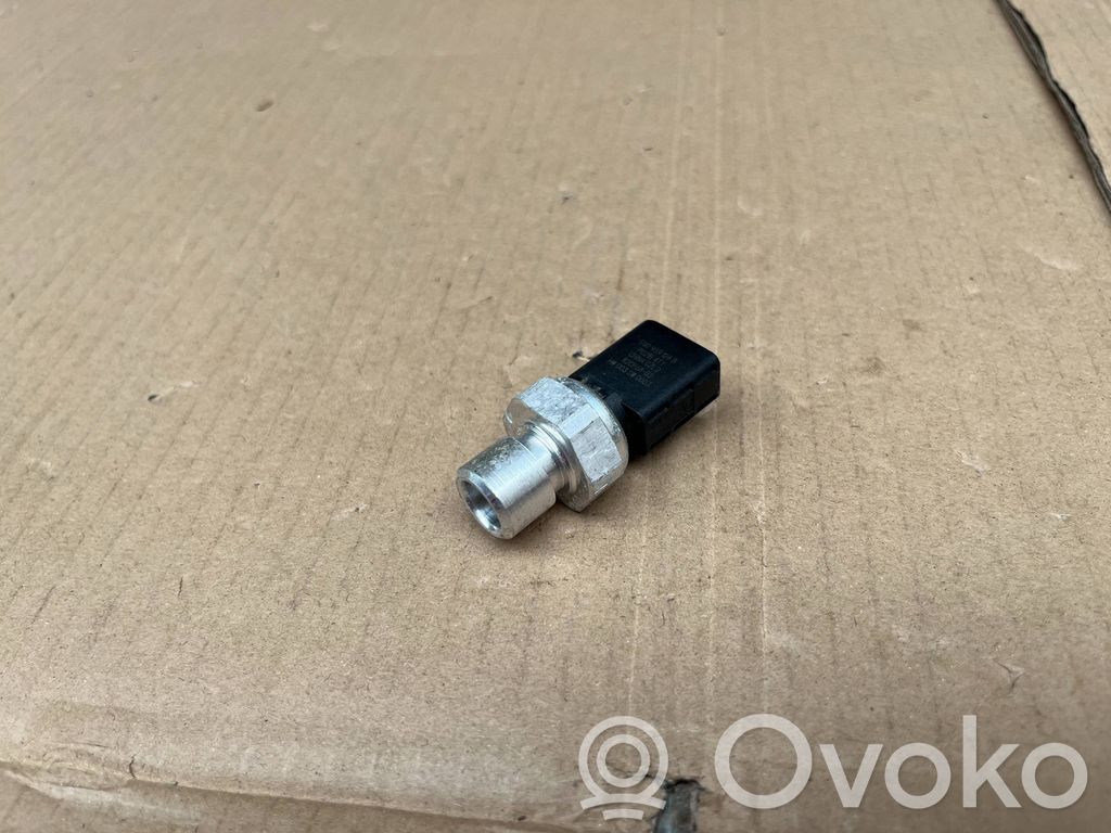 Volkswagen Passat Alltrack Laikiklis galinio stiklo spynos 