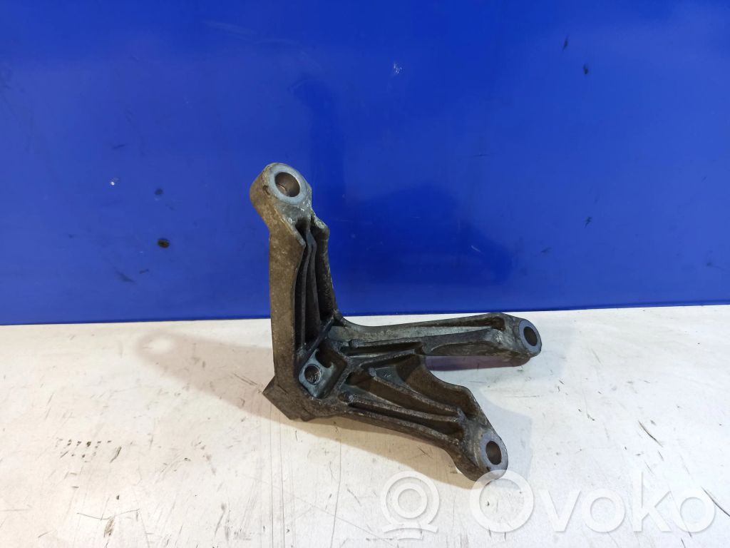 Volvo V50 Engine mounting bracket 