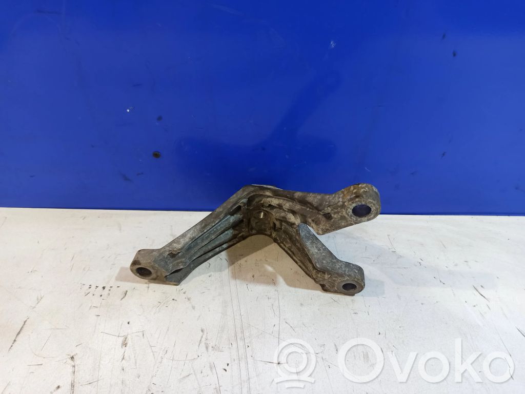 Volvo V50 Engine mounting bracket 