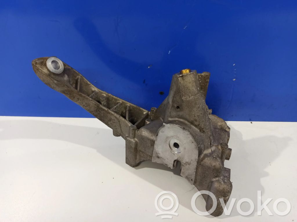 Volvo S60 Engine mounting bracket 