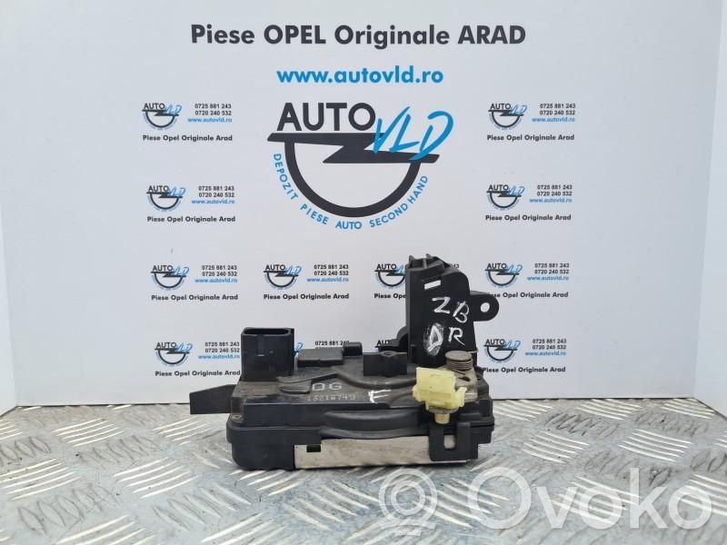 Opel Zafira B Priekšpusē slēdzene 