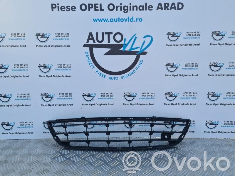 Opel Corsa D Rejilla inferior del parachoques delantero 