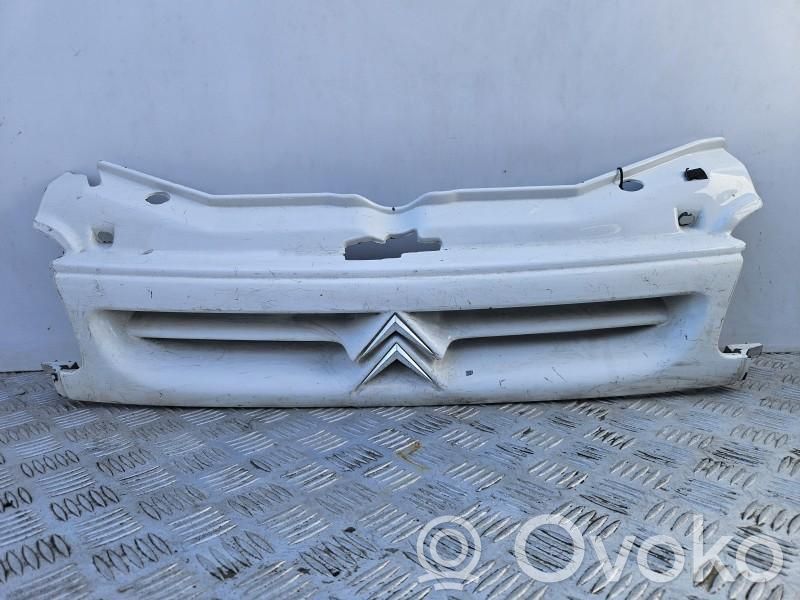 Citroen Berlingo Etupuskurin ylempi jäähdytinsäleikkö 