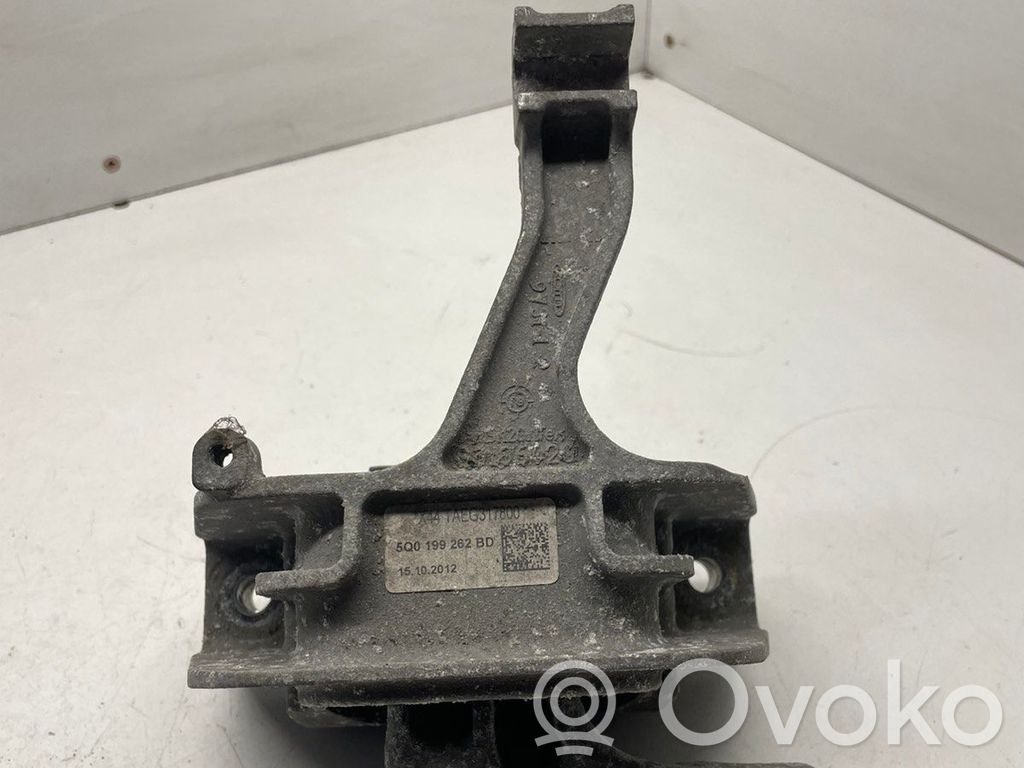 Volkswagen Golf VII Engine mount bracket 