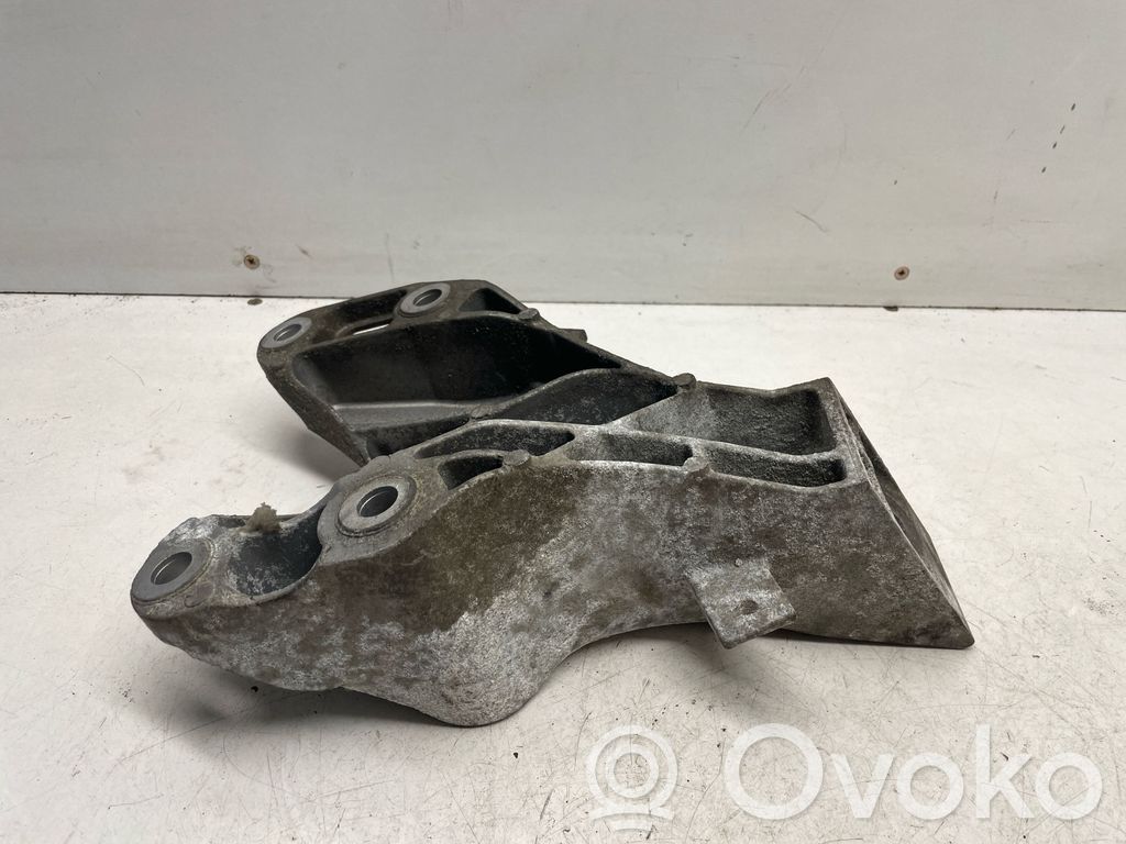 Engine mounting bracket   6778331,24168110