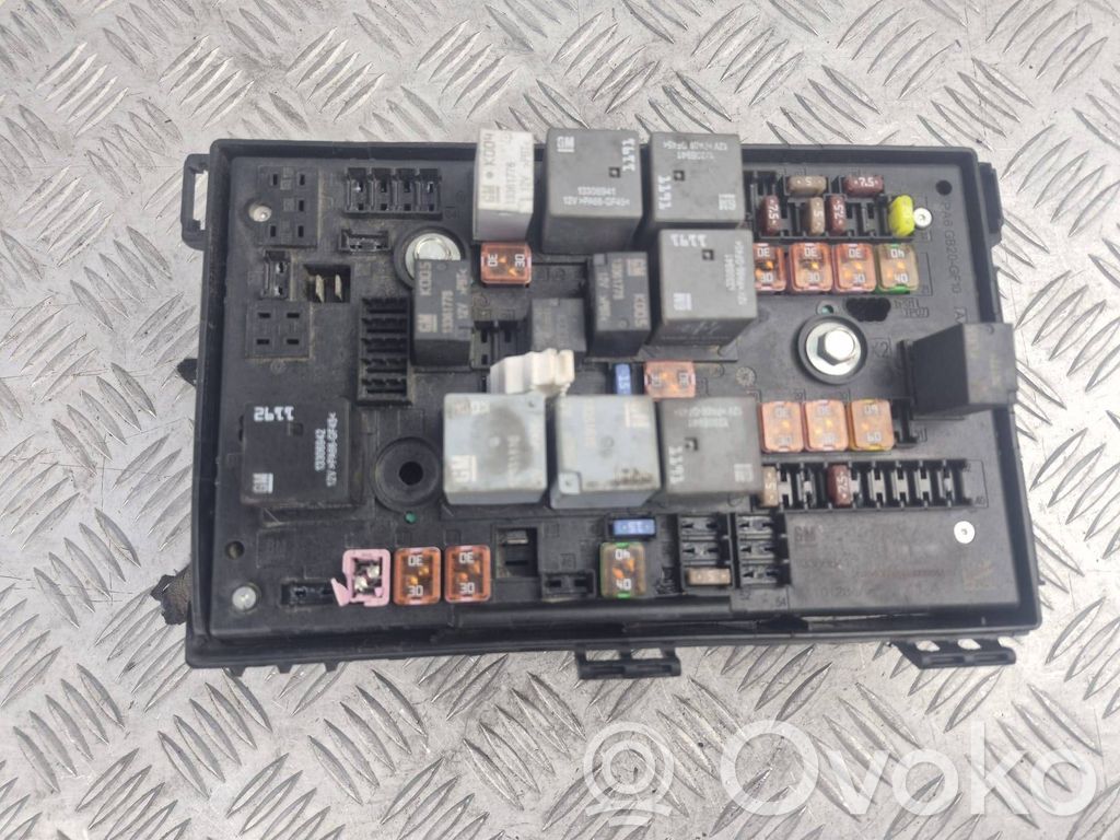 Opel Astra J Fuse module 