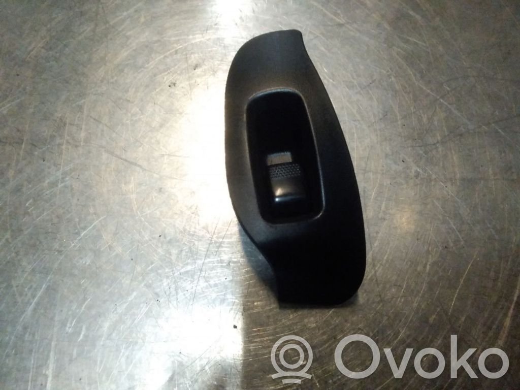 Electric window control switch   83071AE040