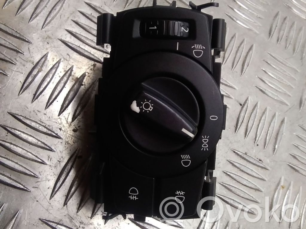 Light switch   693279403