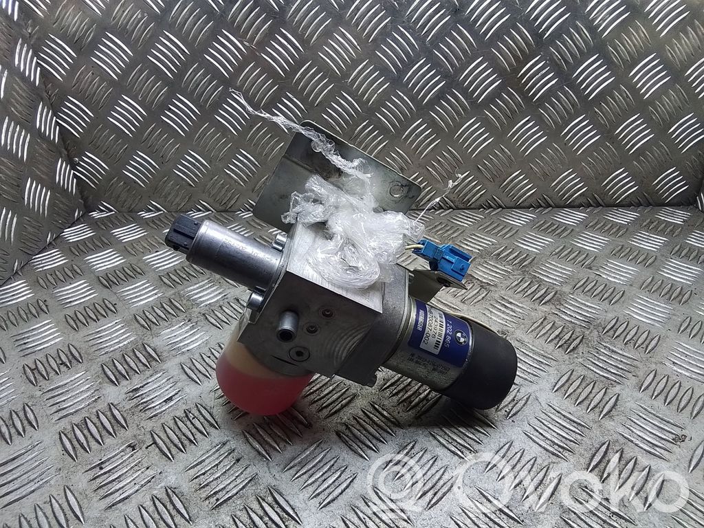 BMW 7 E65 E66 Aizmugurējā pārsega pievilcējs 