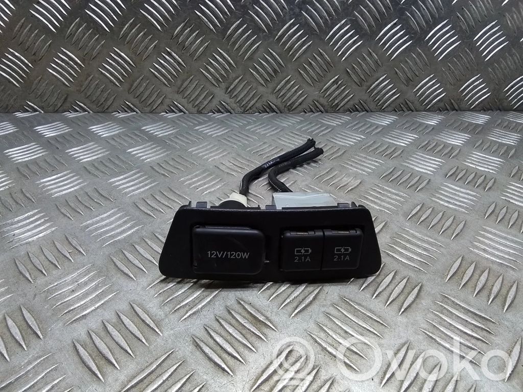 Lexus ES 300h (7th Gen) USB socket connector 