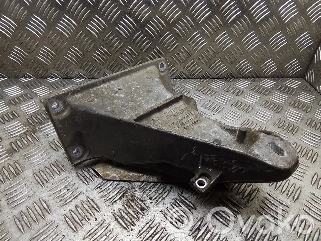 Volkswagen Transporter - Caravelle T5 Engine mounting bracket 
