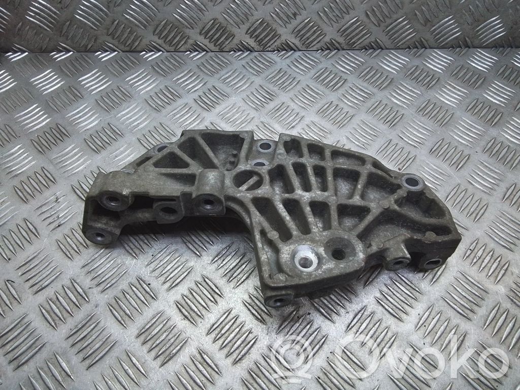 Engine mounting bracket   8200399938