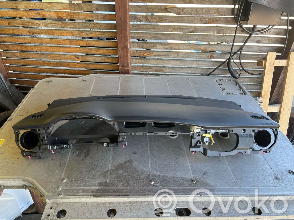 Toyota Auris E180 Panelė 