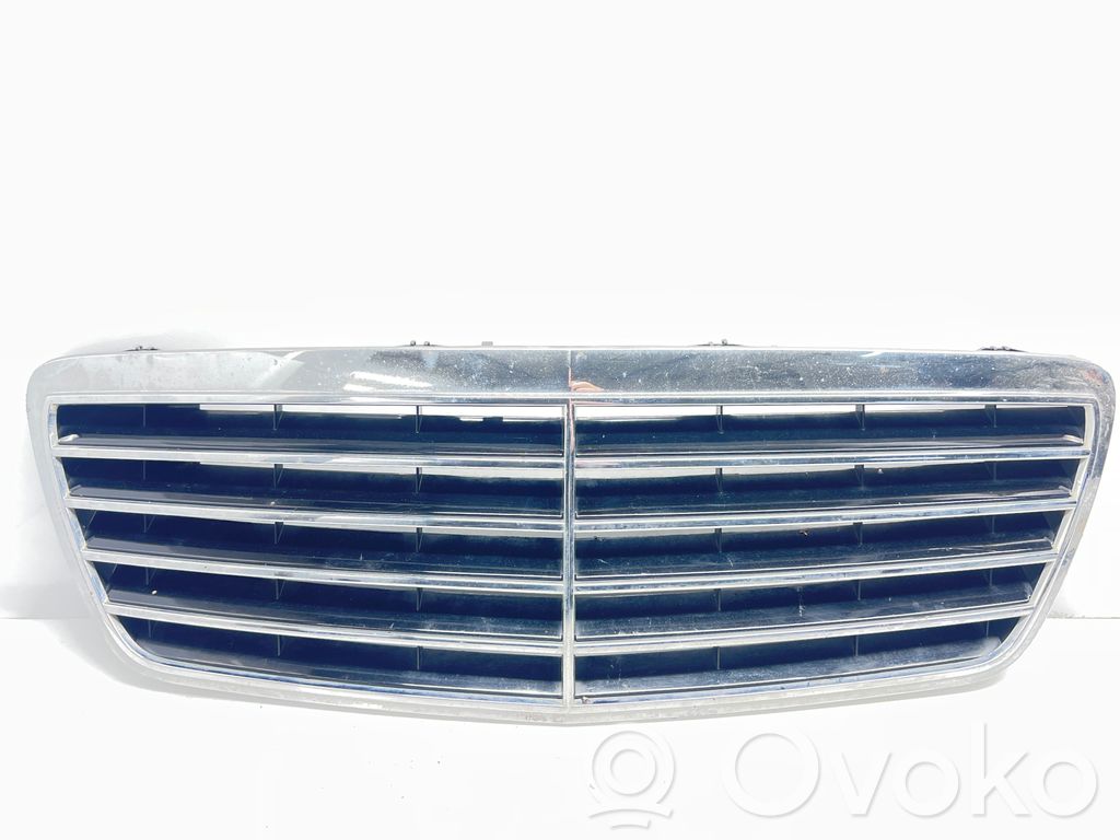 Mercedes-Benz E W210 Grilă față 