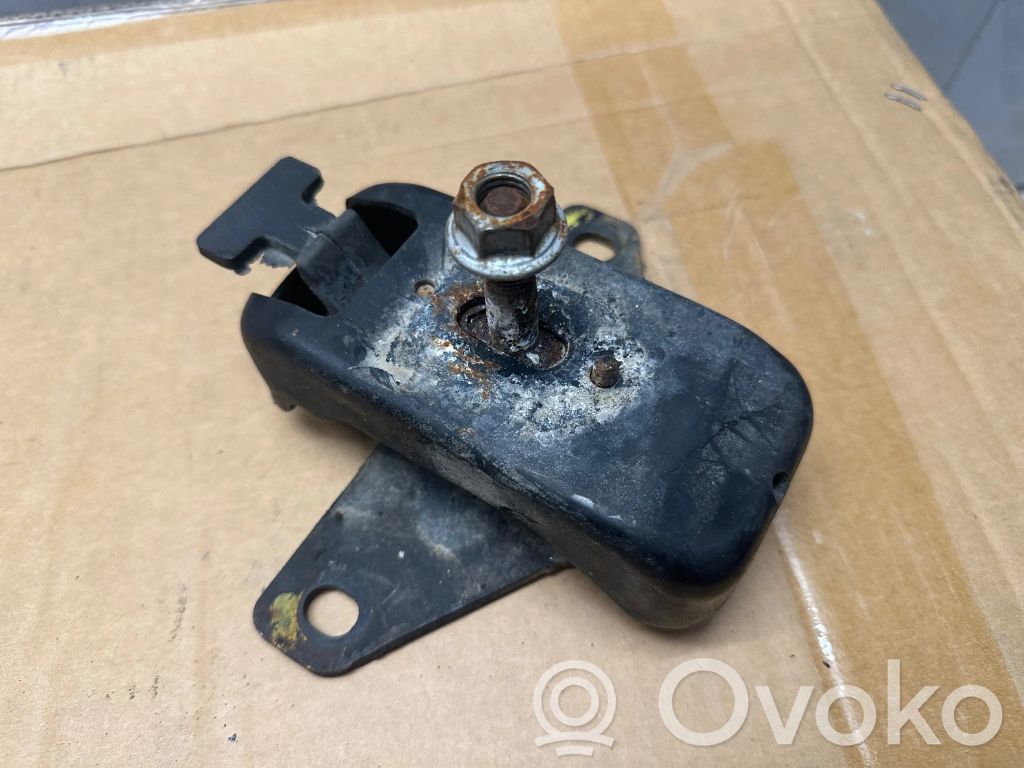 Volkswagen Amarok Engine mount bracket 