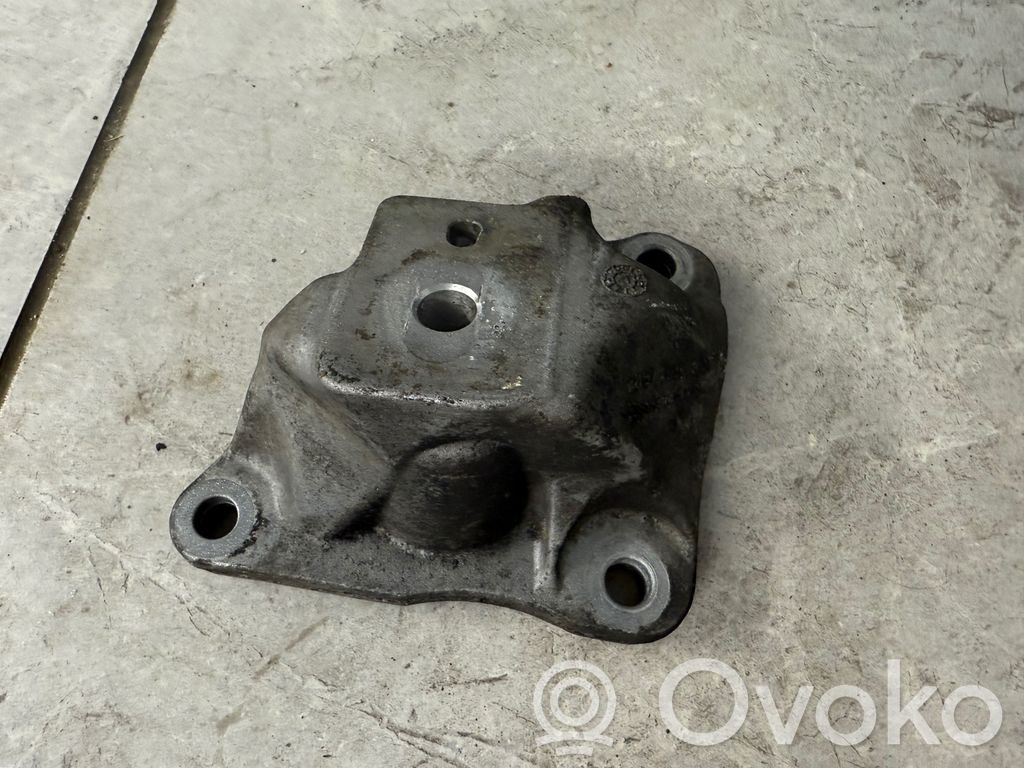 Volkswagen Amarok Engine mounting bracket 