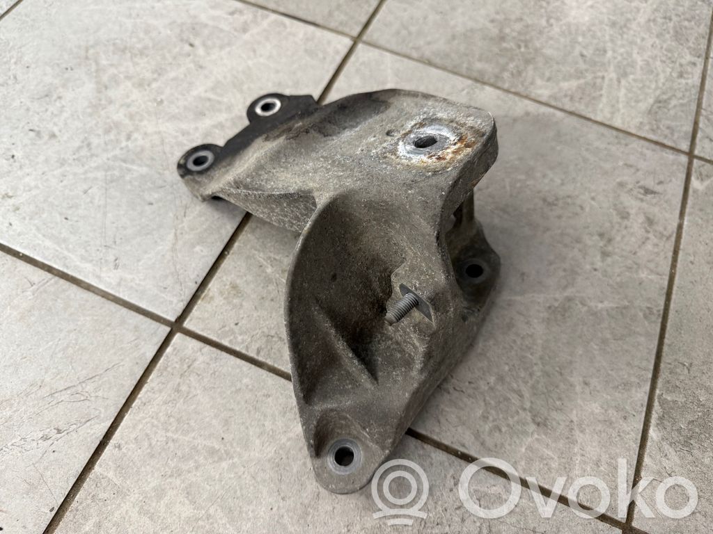 Volkswagen Amarok Engine mounting bracket 