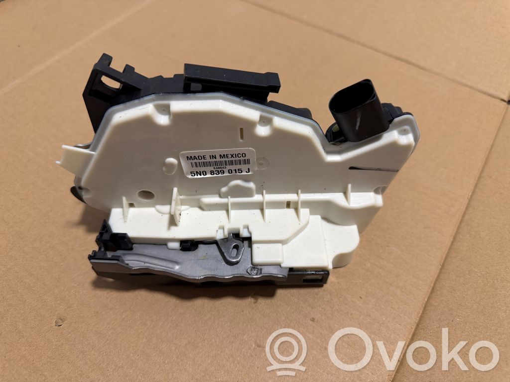 Volkswagen Amarok Zamek drzwi tylnych 