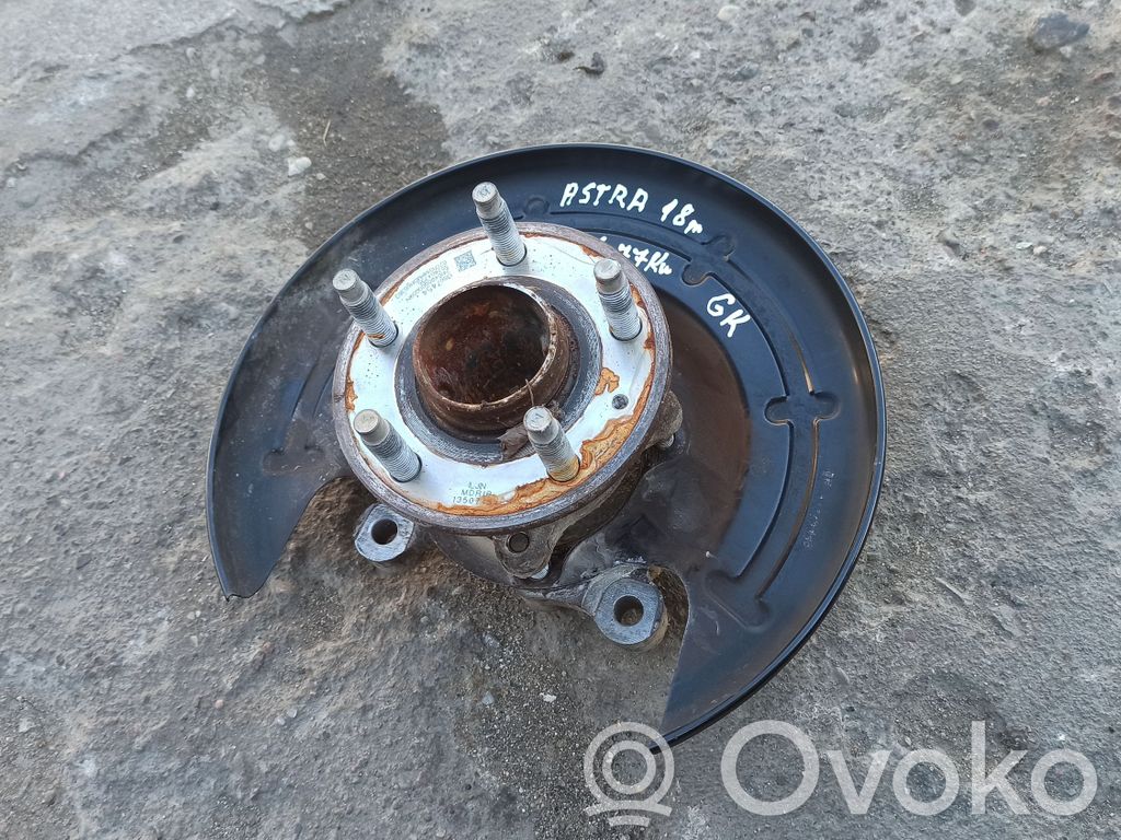 Opel Astra K Taka-akselin pyöräntuenta 