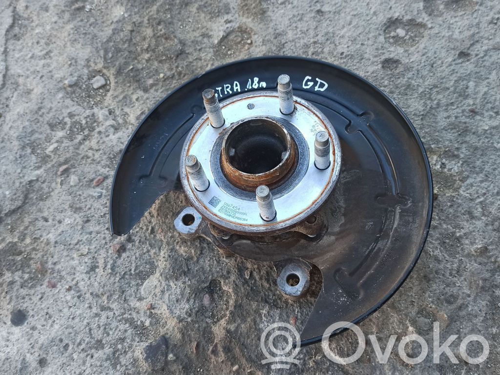 Opel Astra K Taka-akselin pyöräntuenta 