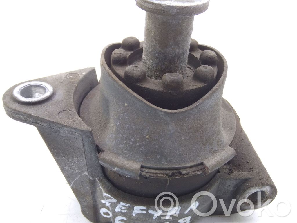 Opel Zafira B Engine mount bracket 