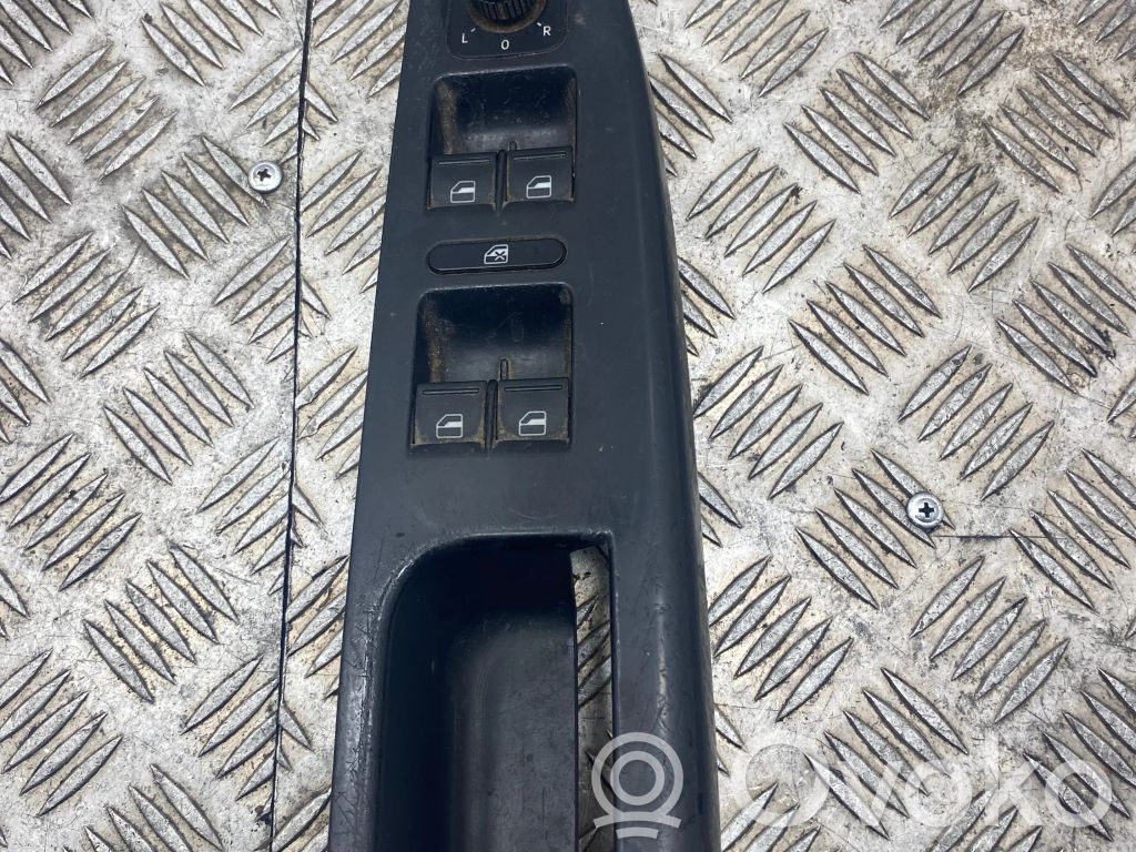 Volkswagen PASSAT B5 Front door interior handle trim 