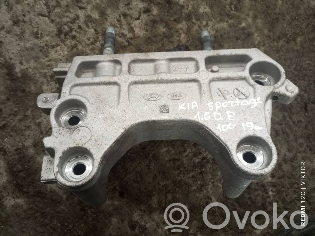 Engine mounting bracket