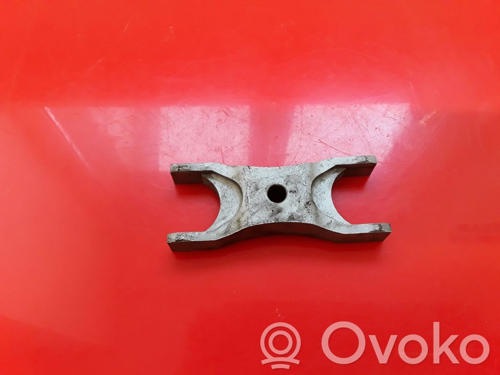 Abrazadera del inyector de combustible   03L216A
