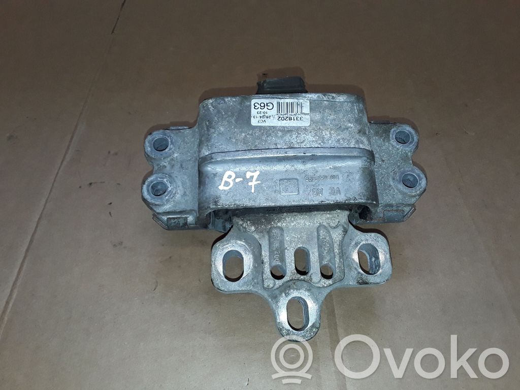 Volkswagen PASSAT B7 Moottorin kiinnikekorvake 