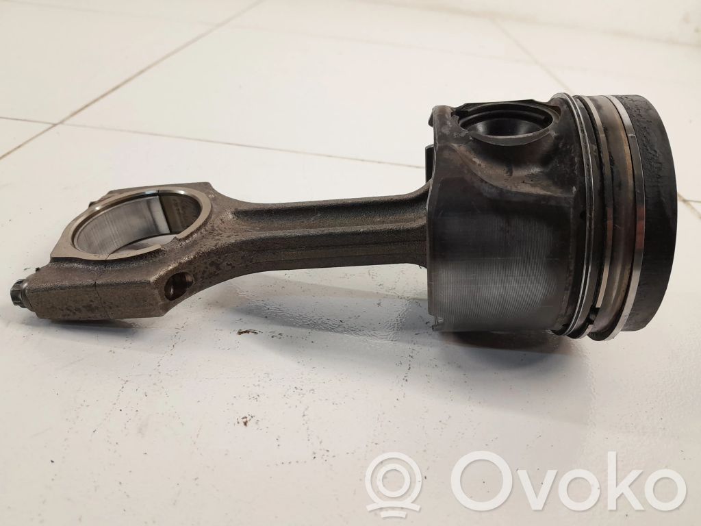 Piston avec bielle   84L107