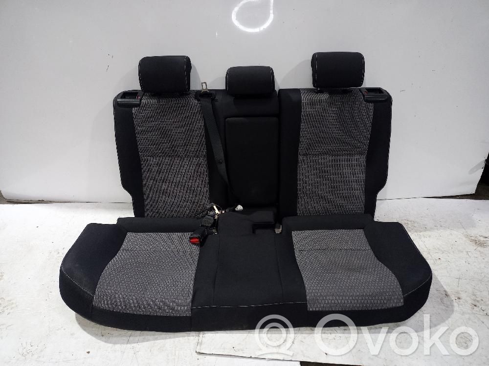 Toyota Auris E180 Toisen istuinrivin istuimet 
