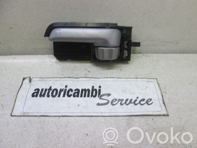 Suzuki Swift I Poignée inférieure de porte avant 