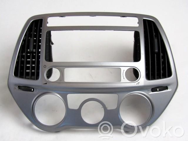 Hyundai i20 (PB PBT) Dash center air vent grill