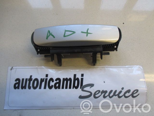 Manecilla externa puerta trasera   8E1837207