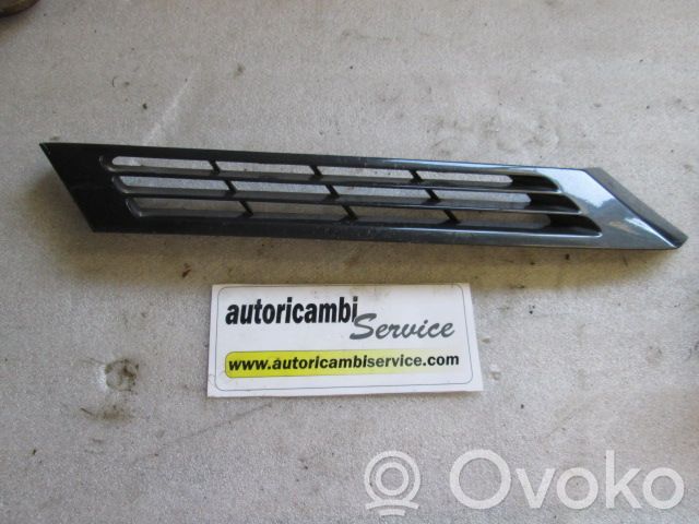 Mercedes-Benz 190 W201 (B) Rivestimento del montante (esterno) 