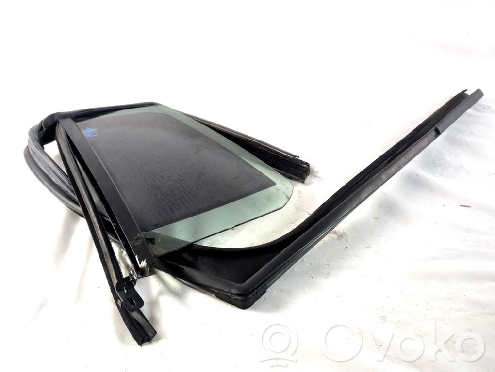 Rear side window   AV11R25831A